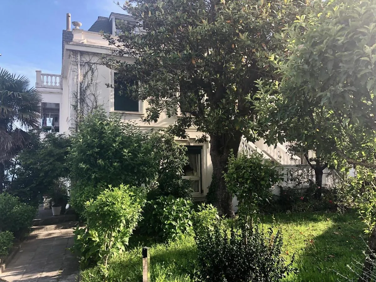 Far Out Collective Apartment San Sebastian Homestay